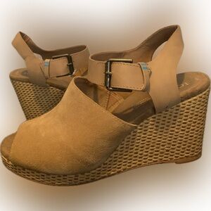 TOMS suede leather 3.5" wedge heel in beige or tan  | 9
